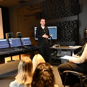 bg-radio_280x280_crop_478b24840a